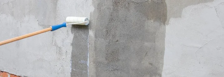 Fassade wird mit Grundierung gestrichen
